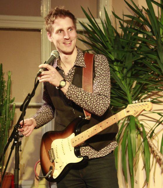 Středeční večer ArtCafé patřil bluesovému triu kytaristy Marcela Flemra 