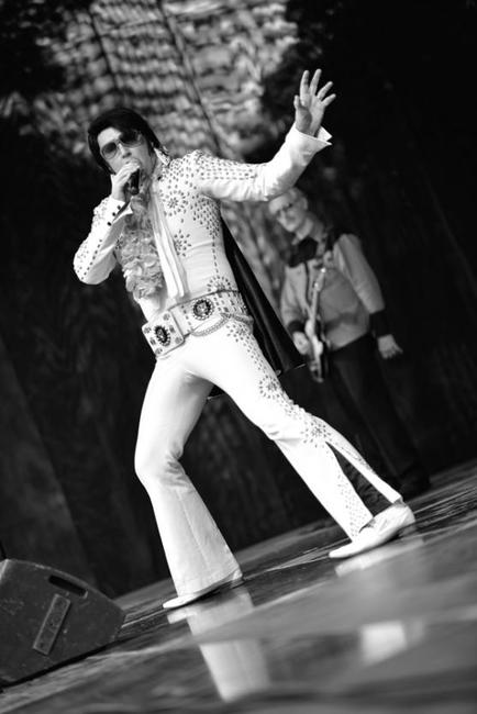 Koncert českého Elvise v klášterní zahradě. Spokojenost na pódiu i pod ním 