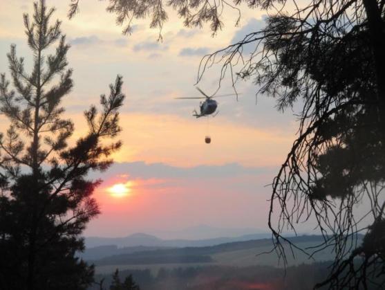 Hasiči dohašovali v Adršpachu požár hrabanky v těžko přístupném terénu