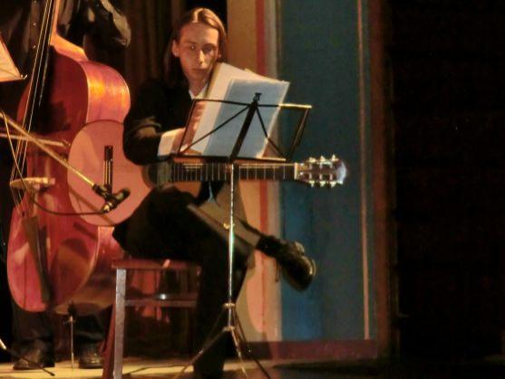 Tomáš Mrština z broumovského gymnázia byl jedním ze sólistů Komorního orchestru ZUŠ Hronov při pátečním Jarním koncertu 