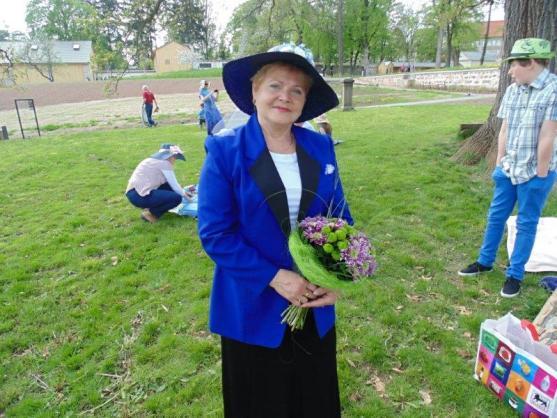 Prostor pod klášterním dubem zaplnila společnost v kloboucích