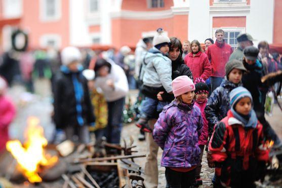 Na Adventním trhu v broumovském klášteře bylo kolem 30 stánků a spousta návštěvníků