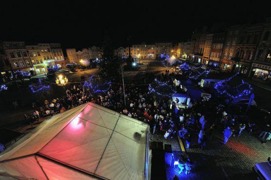 Na broumovském náměstí se včera večer rozsvítil městský vánoční strom