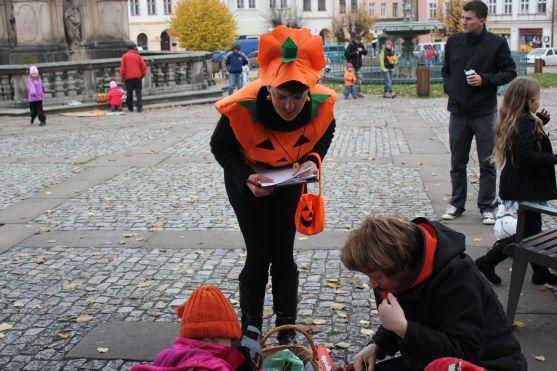 Na broumovském náměstí se dlabaly dýně už po osmé