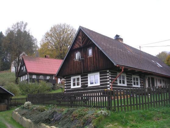 Maršovským údolím kolem řeky Metuje do Maršova n. M. na Policku a zpátky po silnici s výhledy na pohoří po obou stranách česko-polské hranice