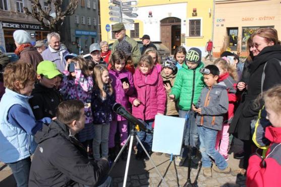Na broumovském náměstí pozorovaly zatmění Slunce stovky lidí
