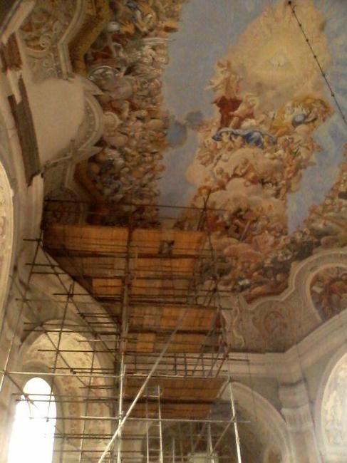 V kostele Všech Svatých v Heřmánkovicích na Broumovsku začal průzkum stavu nástropní malby 