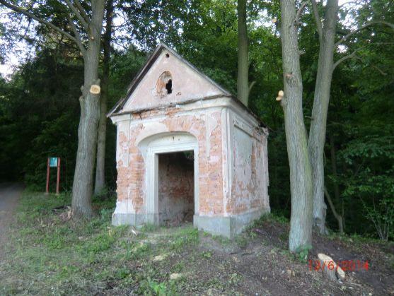 V Šonově u Broumova opravili kapličku. Koncem srpna dokončí Dům pro seniory 