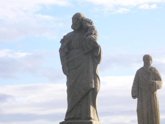 V Otovicích nedaleko Broumova se zvedá ze země pomník 14 pomocníků