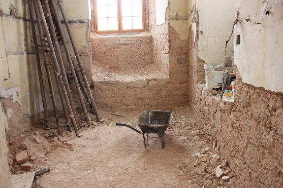 Pět měsíců stavebních prací v broumovském klášteře a jeho zahradě 