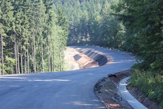 O víkendu stavbaři na silnici přes Pasa položili poslední asfaltovou vrstvu 