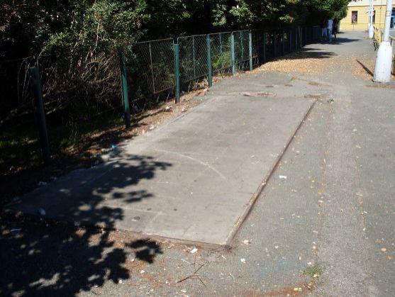 Po sérii stížností obyvatel Broumova dochází k drobným úpravám autobusového nádraží 