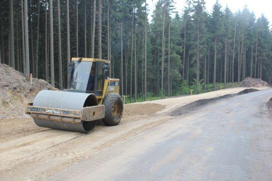 Na silnici přes Pasa se pracuje i o víkendech. Zdržení stavby se neočekává 