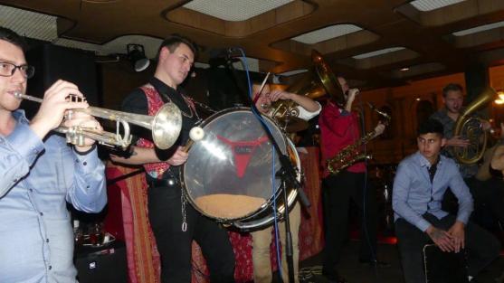 Blízko… (nejen Národnímu divadlu)