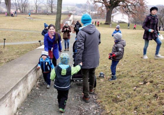 Hledání kuřátek v klášterní zahradě 