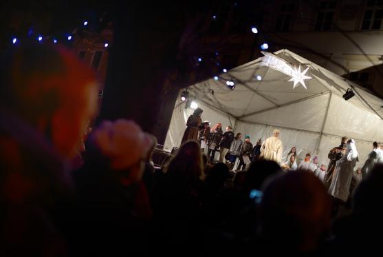 Čtyřsethlavý průvod doprovodil Tři krále k Ježíškovi na broumovské náměstí