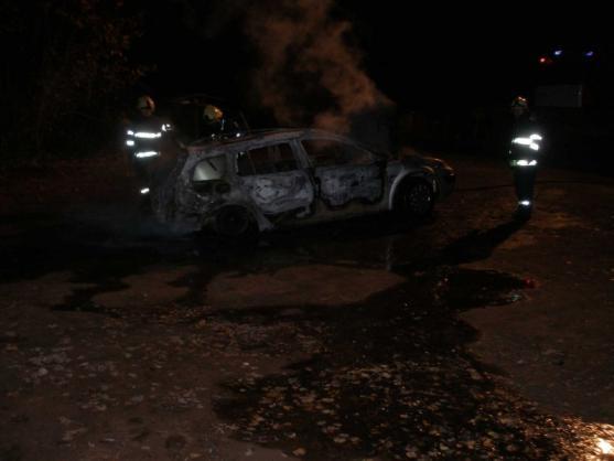 Na lesním parkovišti hořel osobní automobil