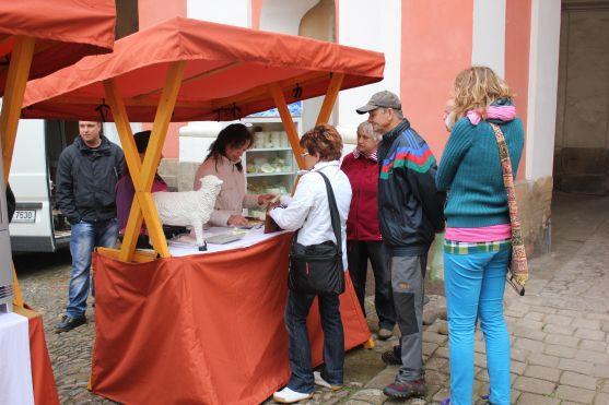 Jeden pes z útulku na trhu v klášteře získal nového majitele. Jeden ale zase přibyl