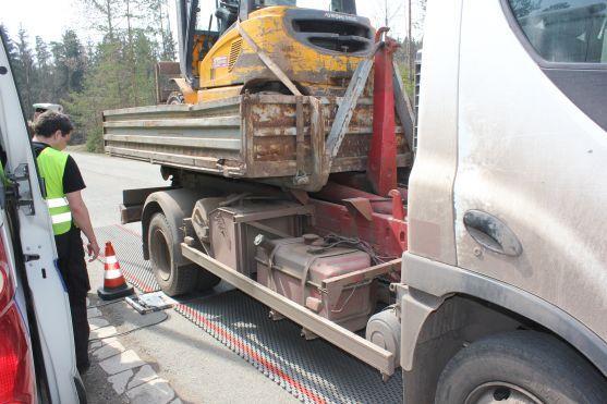 Policisté kontrolovali v Broumově správnou váhu nákladních automobilů