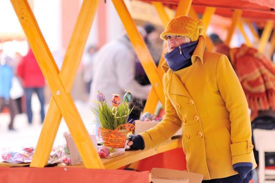 Trhovce a návštěvníky Velikonočního jarmarku na nádvoří kláštera trápil velký mráz