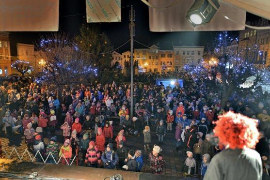 Rozsvícení vánočního stromu v Broumově si nenechaly ujít stovky lidí 