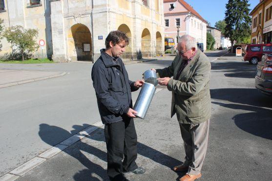 V nové věži kostela v Teplicích nad Metují je opět tubus s informacemi pro příští generace