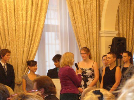 Jednu z cen Via Bona převzali studenti broumovského gymnázia