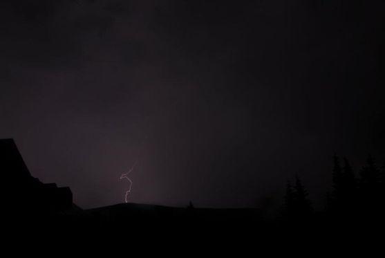 Blesk v Bohdašíně rozštípl vzrostlý strom