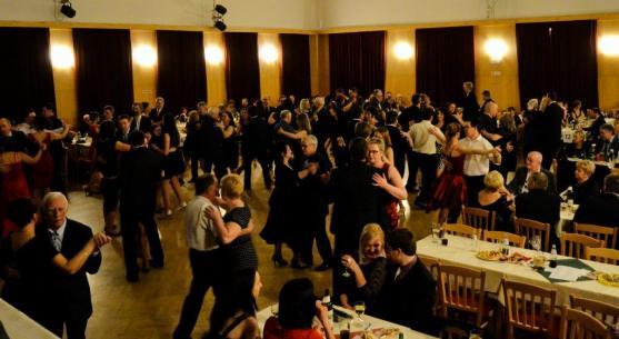 Na broumovském Plese sportovců nadchla taneční show na písničky skupiny ABBA 