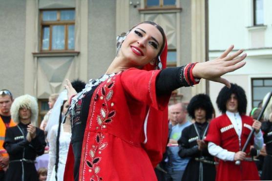 Světové folklorní soubory nečekaně překvapí Hronov, Náchod a Ratibořice 