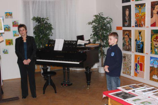 Vernisáží byla zahájena výstava Masarykovy základní školy v Broumově Náš pestrý svět