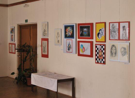 Žáci výtvarného oboru Základní umělecké školy v Broumově vystavují na Staré radnici 