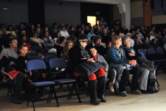 Vánoční strom na broumovském náměstí se v neděli rozsvítil