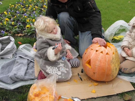 Na broumovském náměstí se sešlo 71 "dlabačů" dýní