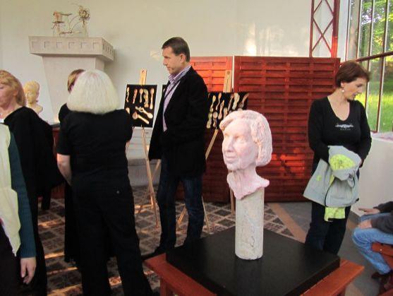 V altánu ve Schrollově parku jsou vystaveny lžíce a hlavy 