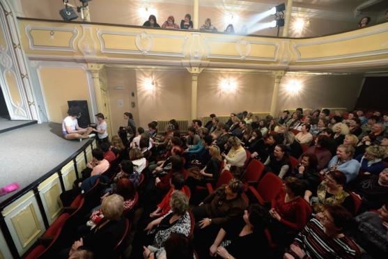 Broumovské techtle mechtle. Travesti show nenechala chladnou žádnou fanynku 