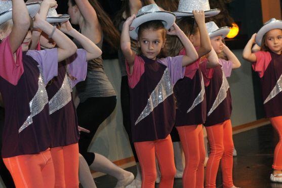 V choreografii Ukrajinky tančily Češky, Vietnamka a Polák 