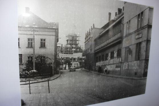 Polickou výstavu 8 & 60 zahájily písně Karla Kryla