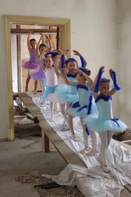 Skupina baletek Heleny Ogriščenkové připravuje vystoupení v historickém prostředí broumovského kláštera 