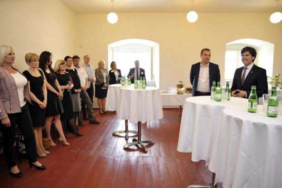 Americký velvyslanec v Broumově navštívil klášter, Masarykovu základní školu a undergroundový klub Eden