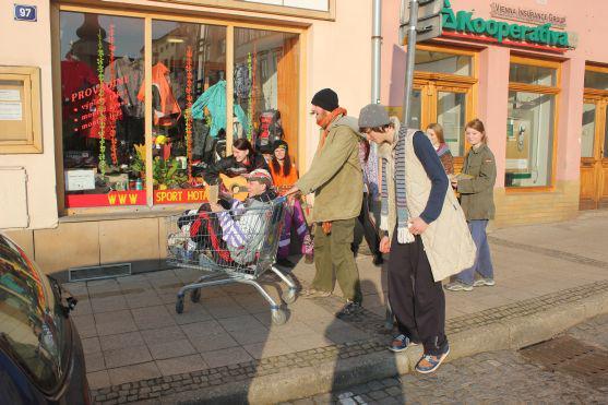Okolí gymnázia v Broumově vonělo octem a levnými parfémy 
