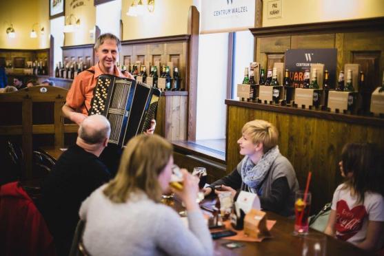 Na slavnostech piva a klobás v Centru Walzel natáčela polská Telewizja Wałbrzych