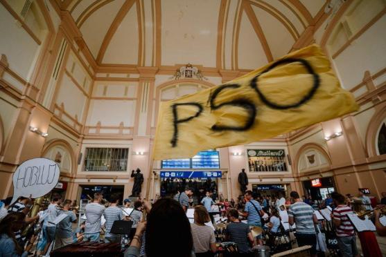 Při koncertním benefičním turné po nádražích muzikanti z Police Symphony Orchestra vybrali pro Plešouny přes sto tisíc korun 