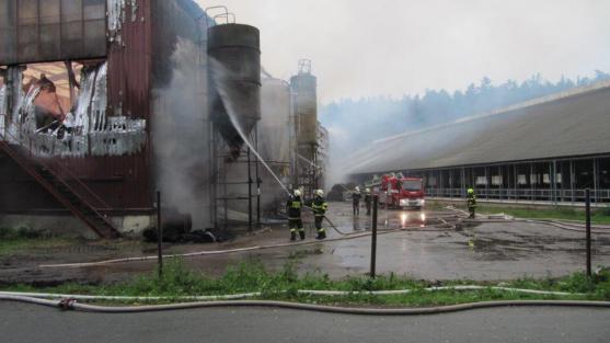 Požár skladovací haly v Suchém Dole 
