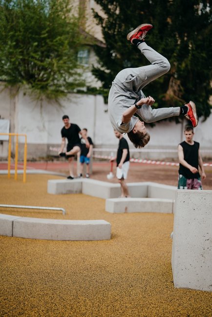 V Polici nad Metují vzniklo nové parkourové hřiště Bejbyho park