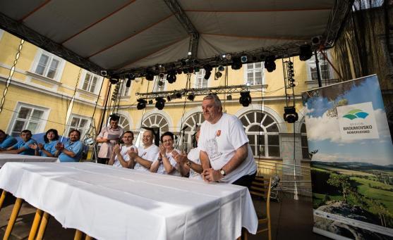 Soutěž českých a polských týmů zahájila sobotní program Broumovské pouti. Vyhrál domácí tým