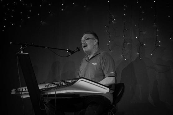 Veselá trojka potěšila zaplněný sál Střelnice