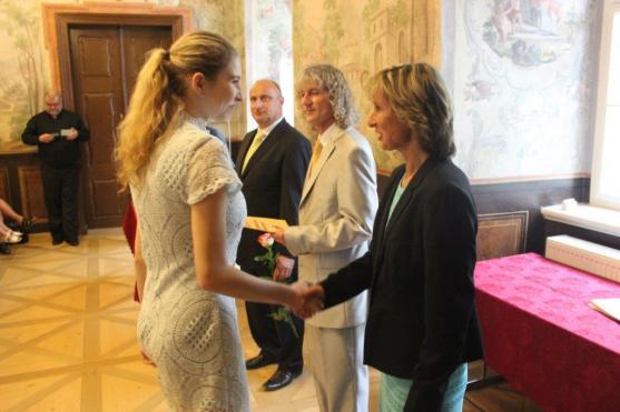 Absolventi Gymnázia Broumov převzali maturitní vysvědčení