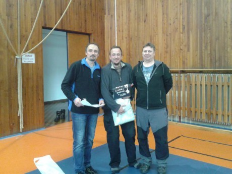 Při nohejbalové sobotě se v Polici nad Metují bojovalo o krásný pohár