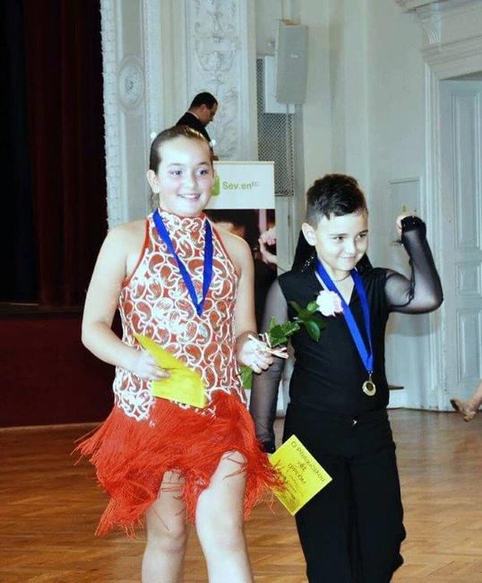 Taneční pár Adam Cepek a Eliška Šimková přivezl čtyři medaile z Přelouče